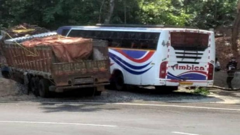 Bus carrying laborers to Odisha from Surat met an accident
