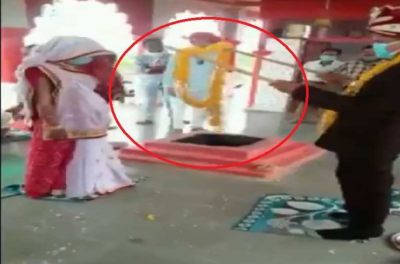 Unique wedding! Couple performs 'varmala' rituals maintaining social distance