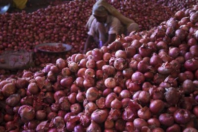 Madhya Pradesh: Farmers unable to sell Onions due to lockdown