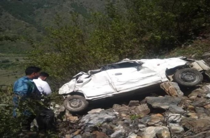 त्यूनी-चकराता मार्ग पर कार के खाई में गिरने से तहसीलकर्मी की हुई मौत