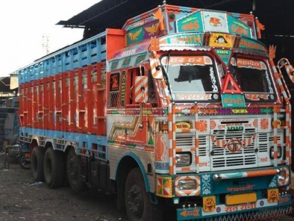 इंदौर से ट्रक में बोरियों में छिपकर उत्तर प्रदेश जा रहे थे 22 लोग, चढ़े पुलिस के हत्थे