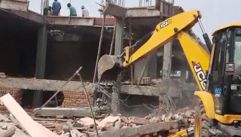 Commercial construction near Hanuman temple complex in Lucknow demolished
