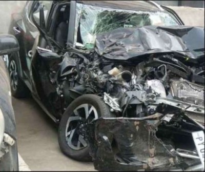 दर्दनाक हादसा: सेना के ट्रक से हुई कार की जोरदार टक्कर, कार काटकर निकाले गए शव