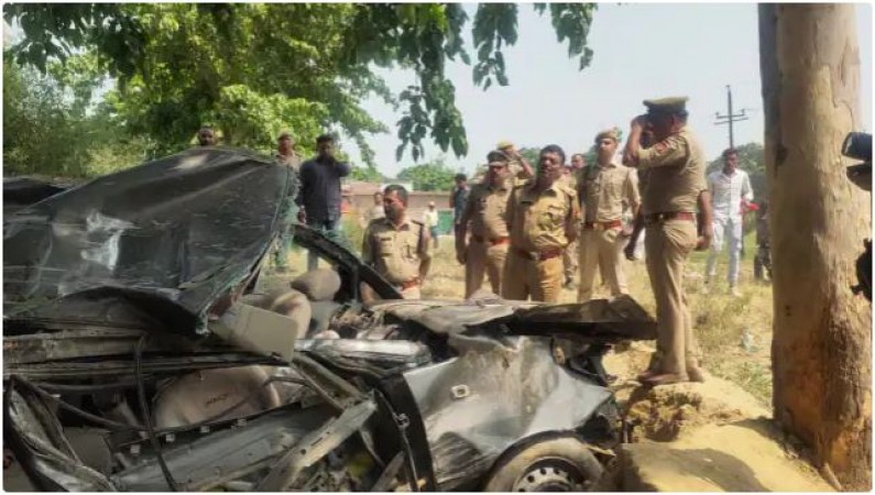 Speeding Innova collided with a tree in Rampur, painful death of 6 processions, 4 injured.