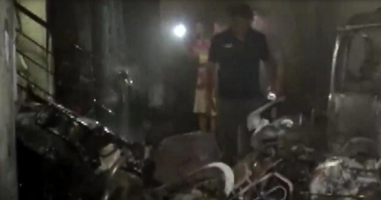 Indore: Massive fire breaks out in 3-storey building, 7 burnt alive