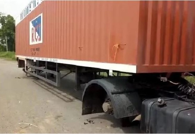 Driver was sleeping, thief stole tyres of the truck