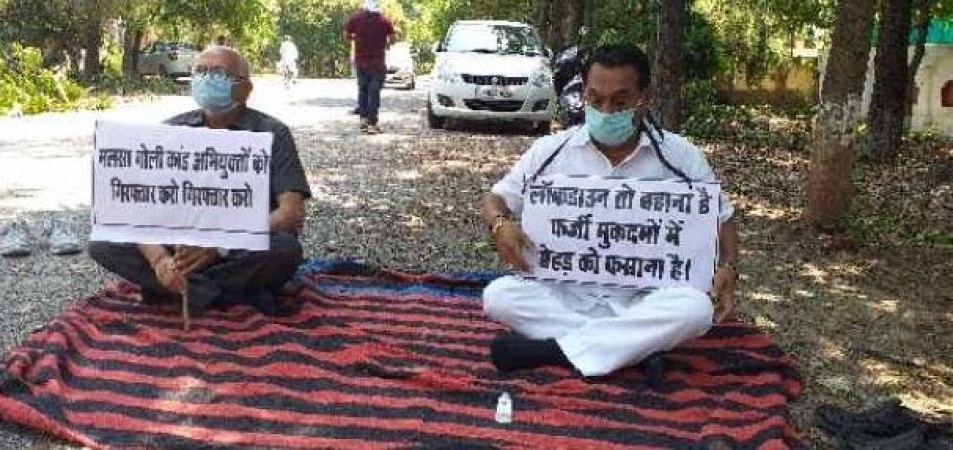 Former Health Minister Tilak Raj Behar on strike outside police station