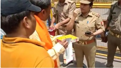 ताजमहल में लड्डू बांटने पहुंचे हिन्दू महासभा के कार्यकर्ता, यूपी पुलिस ने रोका.. जानें क्या है मामला