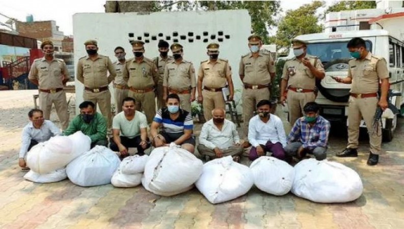 UP: Police arrested a gang stealing shrouds of corona infected dead bodies