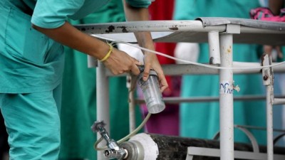 आंध्र प्रदेश के अस्पताल में ऑक्सीजन की कमी से 11 कोरोना मरीजों की मौत, परिजनों ने किया हंगामा