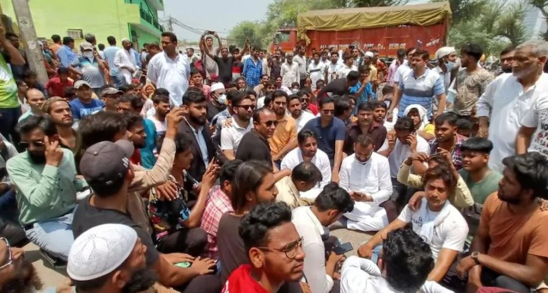 मदनपुर खादर में अतिक्रमण हटाने गई पुलिस पर पथराव, हिरासत में लिए गए AAP विधायक अमानतुल्लाह खान