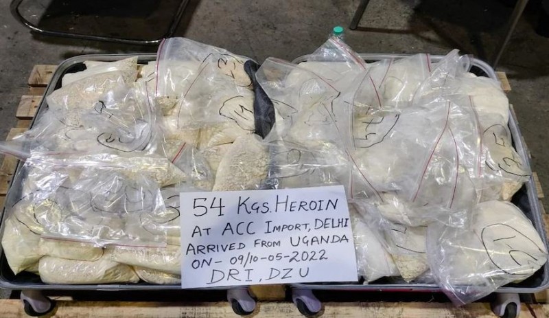 Heroin worth 434 crores was brought hidden in 126 bags, such drug dealers were caught at Delhi airport.