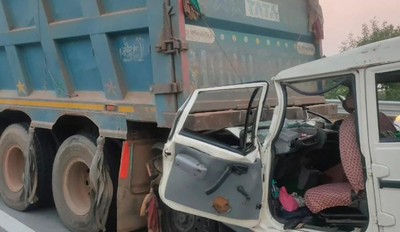Yamuna Expressway: Speeding Bolero rammed into the truck, 5 people died on the spot