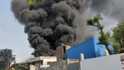 Fire breaks out at chemical factory in Ghaziabad, 10 firebrigade vehicles reached on the spot.