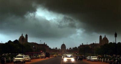 दिल्ली में बढ़ा तापमान तो शुरू हुई झमाझम बारिश