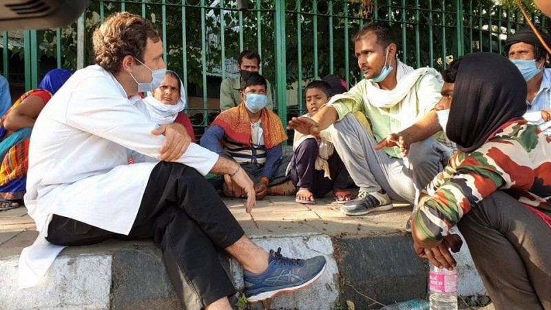 फुटपाथ पर बैठकर मजदूरों से मिले राहुल गाँधी, दिया घर पहुँचाने का आश्वासन