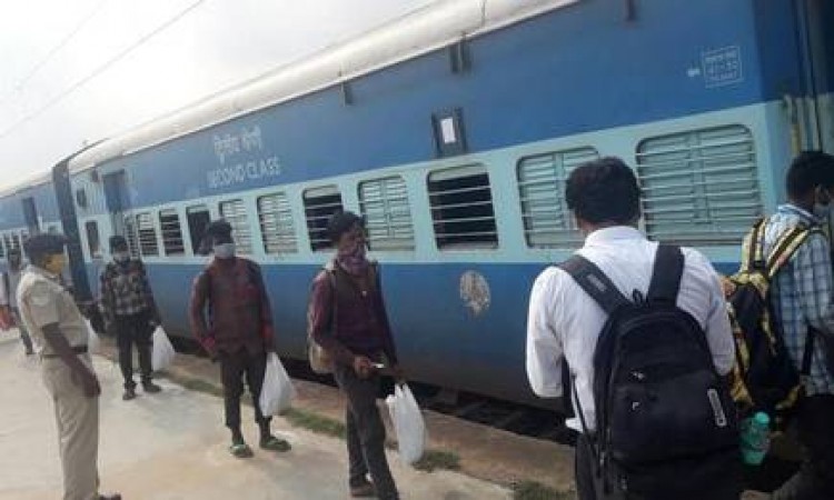 Migrant labours reached Prayagraj Junction after facing many problems