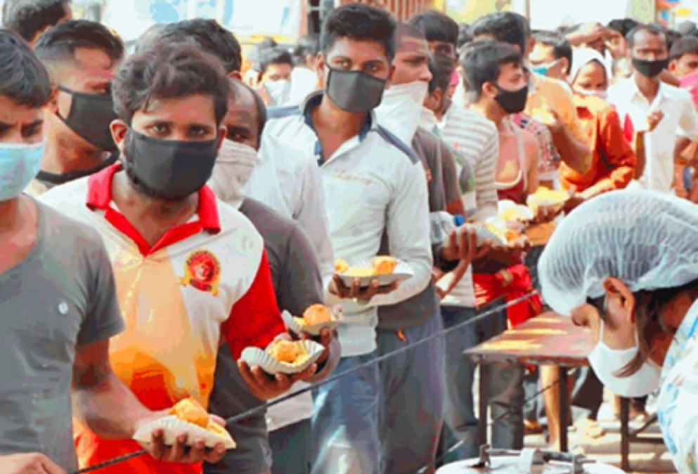 People of Indore helps migrants workers, distributes food