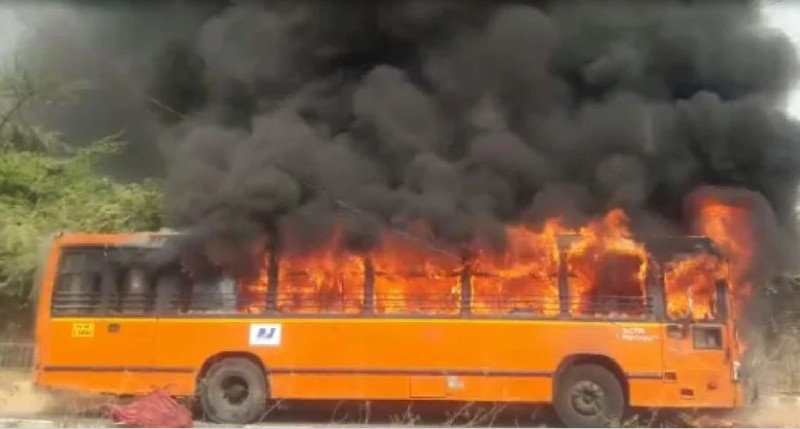 दिल्ली: सड़क पर चलते-चलते अचानक आग का गोला बन गई बस, यात्रियों में मची चीख-पुकार