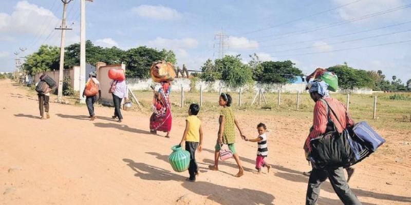 People of Indore helps migrants workers, distributes food