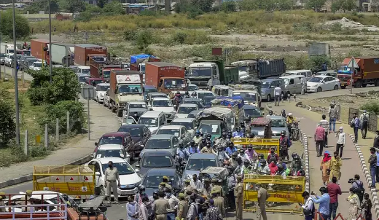 Workers create ruckus on Delhi-Ghazipur border after stopped by UP police