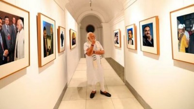 PM मोदी की फेक तस्वीर शेयर कर कांग्रेस ने कसा तंज, कहा- 'मेरी दुनिया'
