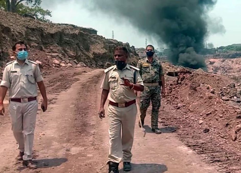 Jharkhand: Fierce fire and gas leakage after blast in outsourcing mines, panic among people