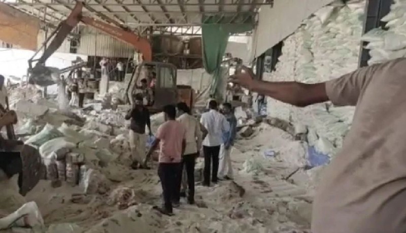 The wall of the salt factory collapsed in Gujarat, 12 people were tragically killed, many injured.