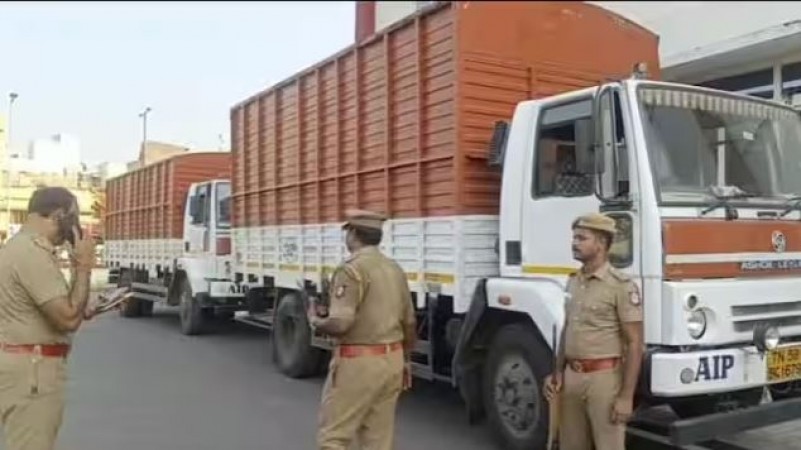 Notes worth Rs 1070 crore were filled in two trucks, the vehicle broke down on the way, the force had to be called