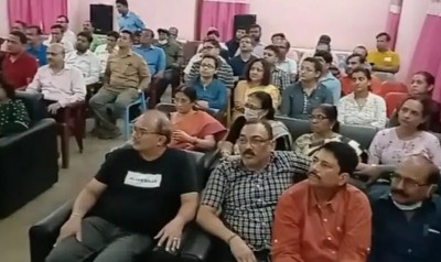 देवघर के सदर अस्पताल में डॉक्टर के साथ मारपीट, विरोध में 19 डॉक्टरों का सामूहिक इस्तीफा