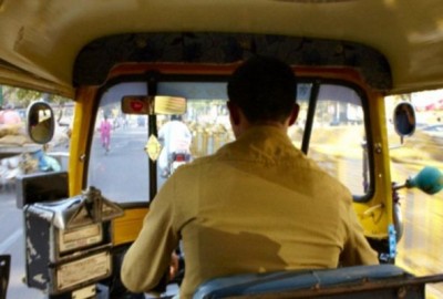 Auto driver helps migrant labors with the money he saved for marriage
