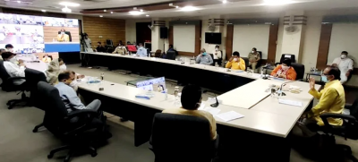 इंदौर: कोरोना नियंत्रण के लिए CM ने की समीक्षा बैठक, अफसरों से हुई चर्चा