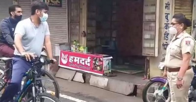 महिला कांस्टेबल ने लॉकडाउन में घूम रहे साइकिल सवार को रोका, हकीकत जानकर छूट गए पसीने