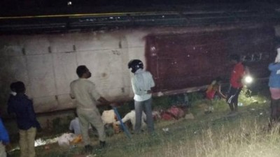 Tragic accident: Bus overturns in Prayagraj, 25 workers injured
