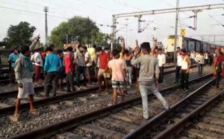 10 घंटे आउटर पर खड़ी रही श्रमिक स्पेशल ट्रेन, भूख-प्यास से बेहाल होते रहे मजदुर