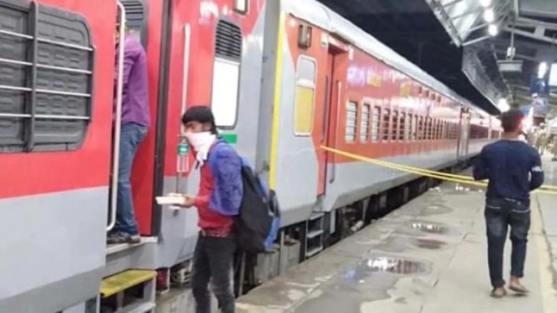 Passenger fell unconscious while getting off rajdhani express died on the spot