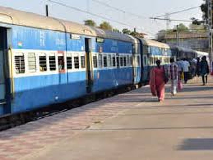 भोपाल रेल मंडल से परमिट देरी से मिलने पर घंटों खड़ी रही 15 ट्रेनें
