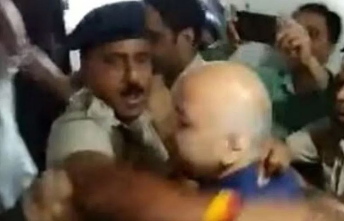 Manish Sisodia strangled by Delhi Police in court? Video viral