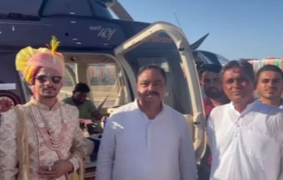 हेलीकॉप्टर में बारात लेकर पहुंचे दूल्हे राजा, BJP नेता बोले- 'सपना हुआ पूरा'