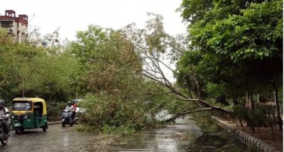 दिल्ली में भारी बारिश और आंधी ने मचाई तबाही, कई इलाकों में घर गिरने से 8 जख्मी