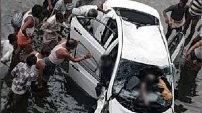 Car going from Gaya to Kolkata meets horrific accident