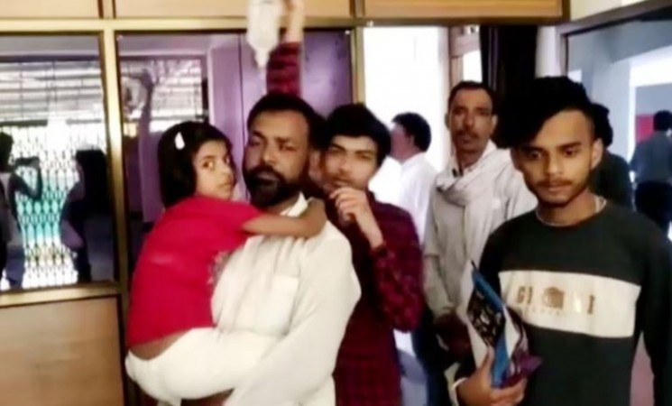 Hospital's negligence in MP! Father takes baby girl in his arms to collector