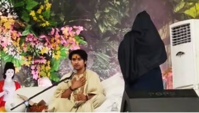 बाबा बागेश्वर के दरबार पहुंची बांग्लादेश की मुस्लिम महिला, रोकर बोली- 'सनातन धर्म अपनाना चाहती हूँ'