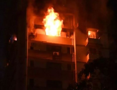 मुंबई के ब्रीज कैंडी इलाके में लगी भयंकर आग, मची अफरातफरी