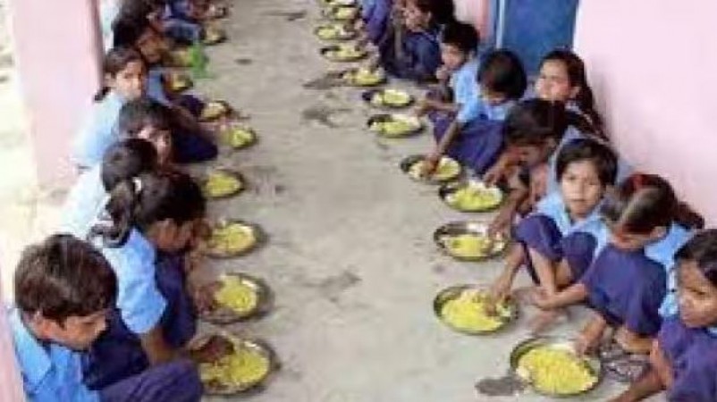 Bihar: After dead snake, lizard found in mid-day meal, 170 children sick, many in critical condition
