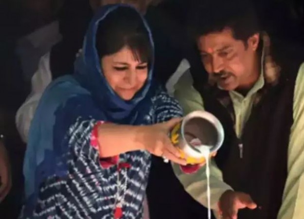 Mehbooba Mufti bows down at Maa Kheer Bhavani temple with Kashmiri Pandits