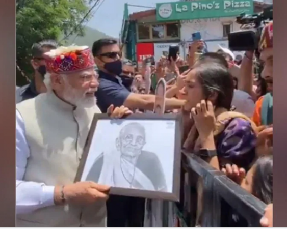Seeing the painting of mother in the crowd, PM Modi stopped the car, this VIDEO will touch the heart