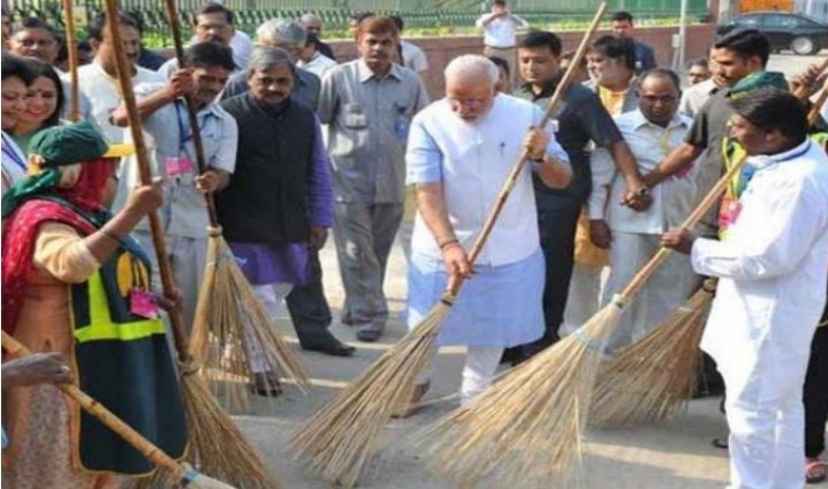 Effect of PM Modi's appeal, tourists engaged in the cleanliness of Kedarnath