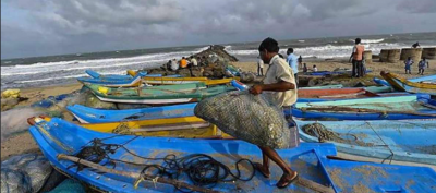 महाराष्ट्र: समुद्र में फंसे जहाज से भड़के मछुआरे, चेतावनी देकर बोले- '2 दिन में नहीं हटाया तो...'