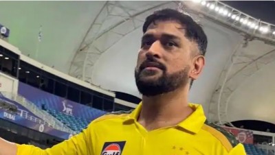 स्टेडियम में शाहरुख खान को देख ख़ुशी से झूम उठे धोनी, इंटरनेट पर वायरल हुआ VIDEO